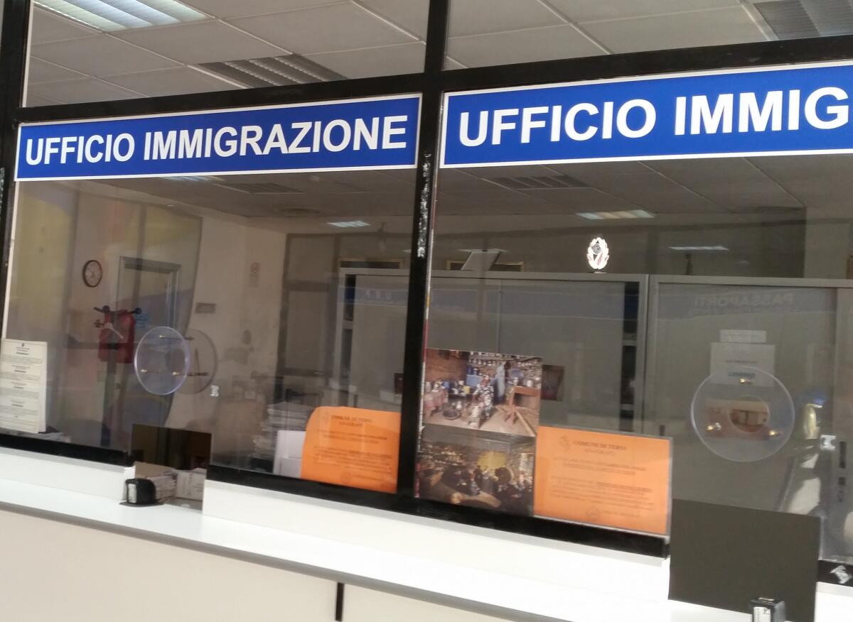 Malore all’Ufficio Immigrazione, straniero salvato da una poliziotta a Terracina. - 