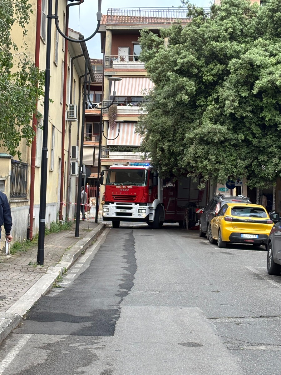 Aprilia, via delle Margherite - cornicione pericolante