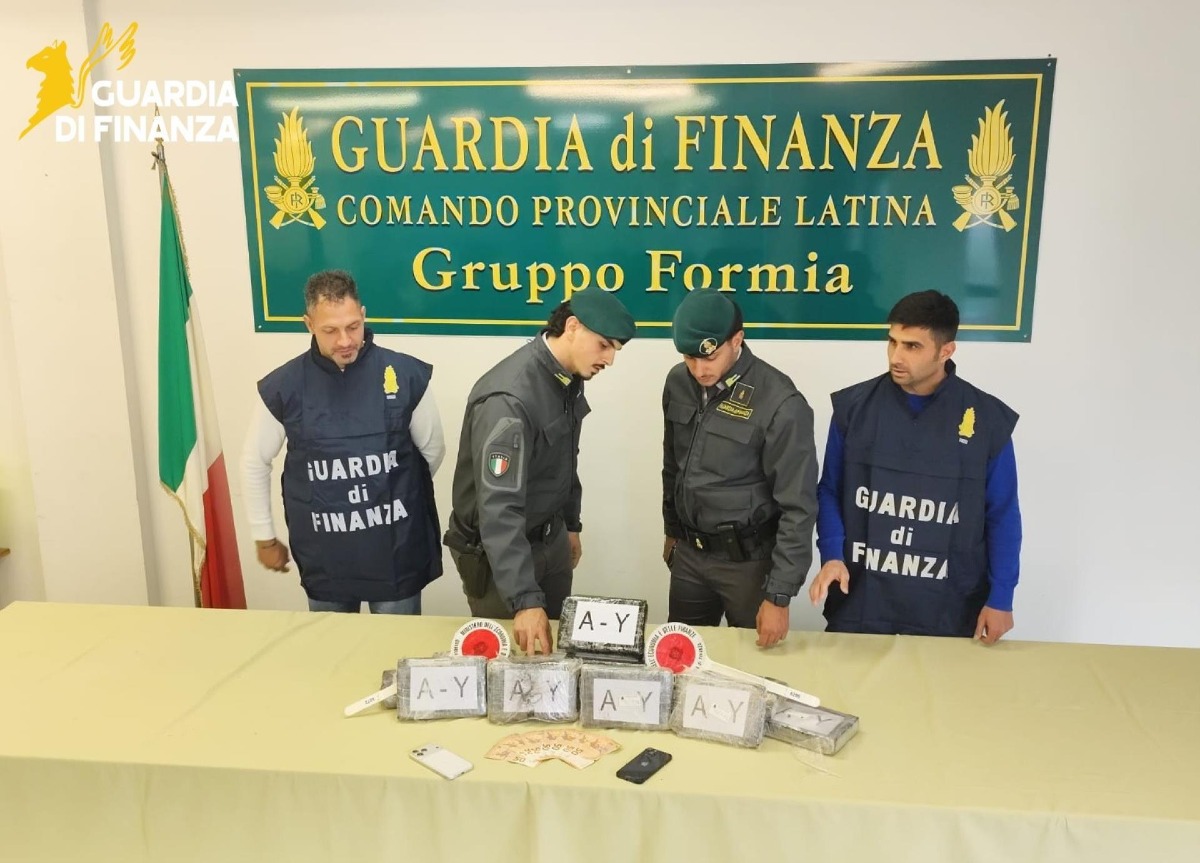 Cocaina pura, 17 chili - arresto della Finanza di Latina