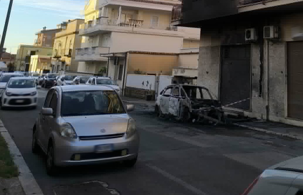 Aprilia - Auto a fuoco  in via Meucci