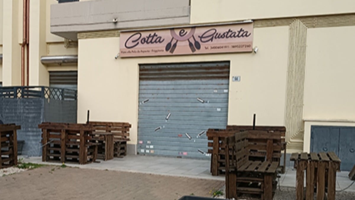 Aprilia, 7 colpi di arma da arma da fuoco contro la serranda di una pizzeria. 