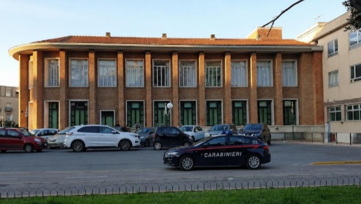 Latina, minaccia gli impiegati e danneggia lo sportello postale.  - 