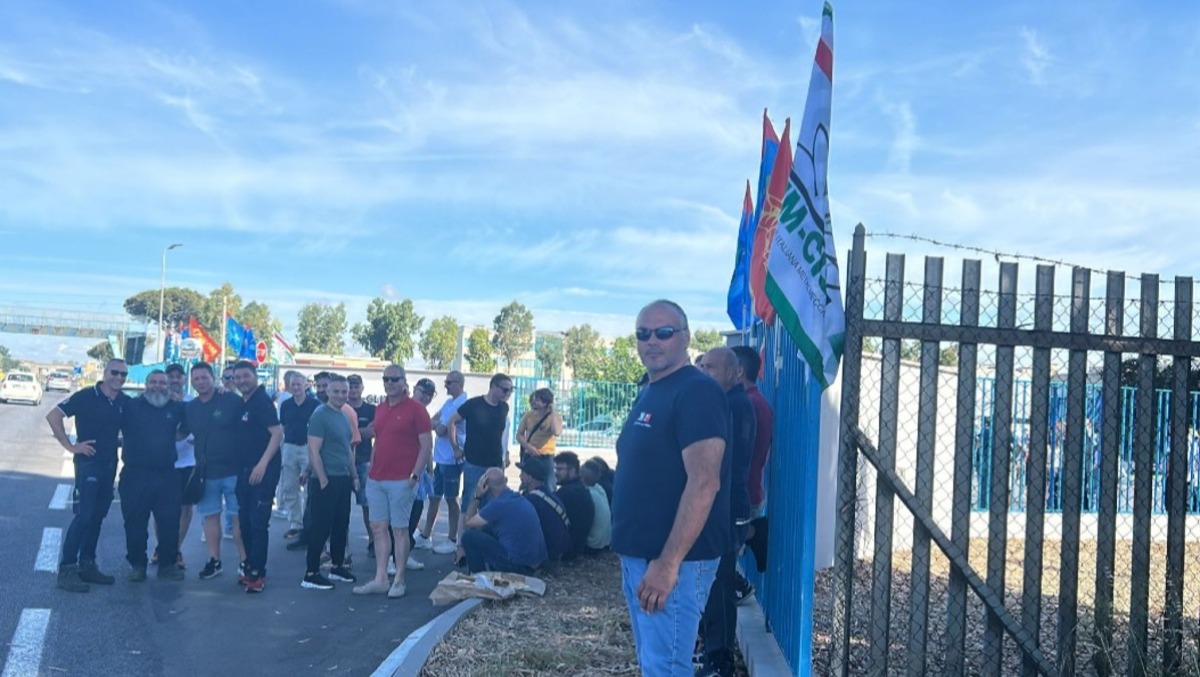 Aprilia, 63 posti di lavoro a rischio. Presidio dall'alba davanti alla ex Koch Glitsch. - 