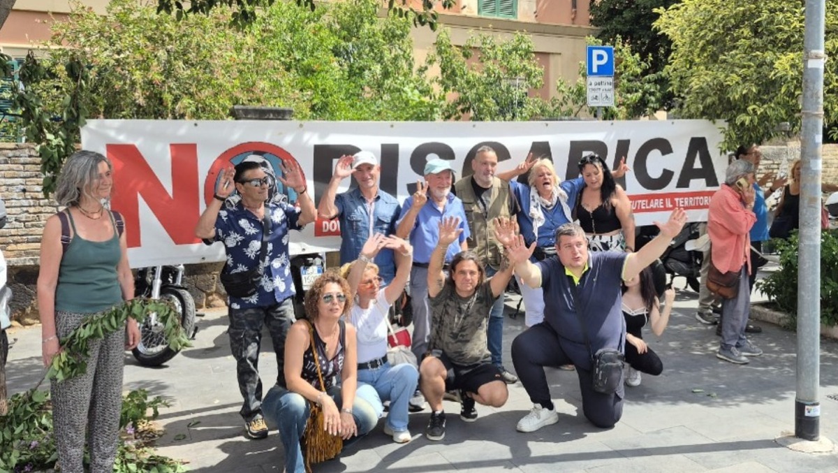 “Rifiutiamoli”, il Comitato via Scrivia di Aprilia in protesta sotto la Regione assieme alle Comunità Ribelli. - 