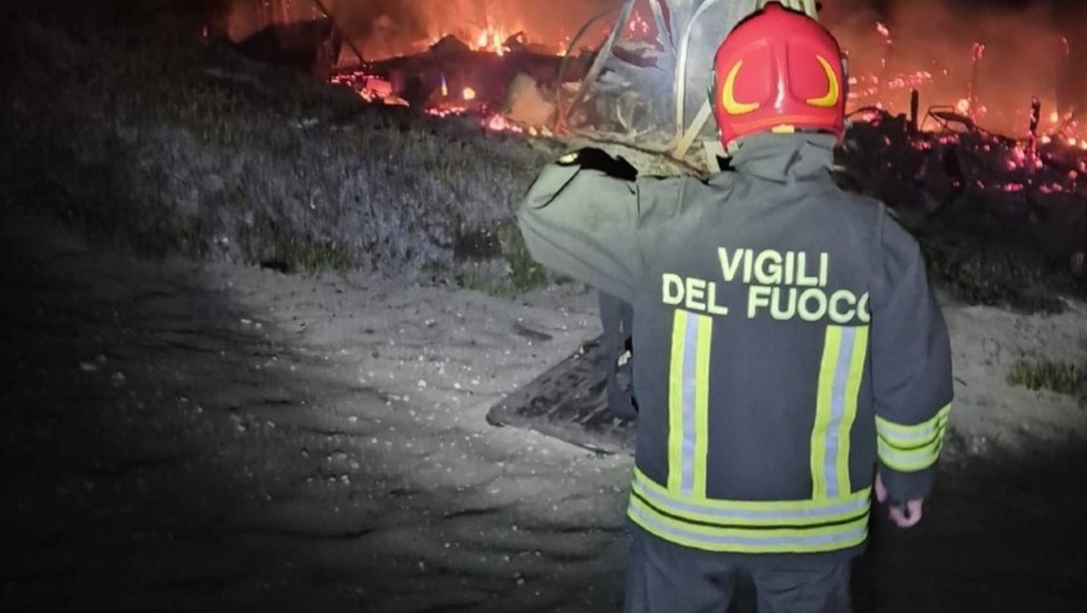 Deposito in fiamme nella notte a Torvaianica. - 