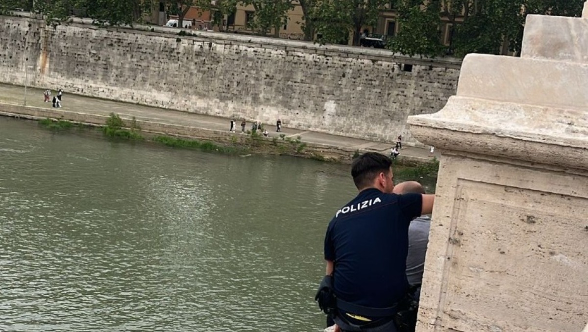 Ad  un soffio dal vuoto e intenzionato a togliersi la vita. Salvato dalla Polizia. - 