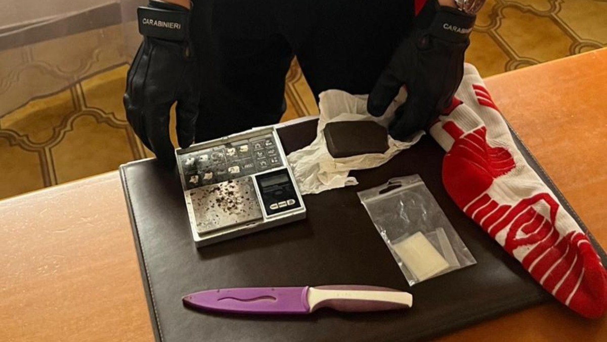 Ardea - Vendeva droga in casa, 21enne in arresto - 