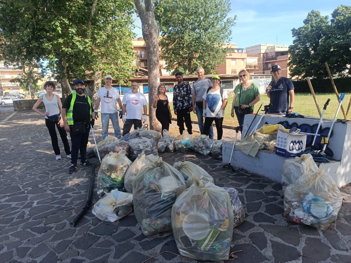 Aprilia - Cittadini puliscono il Parco di via dei Mille, ritrovate siringhe e farmaci - 