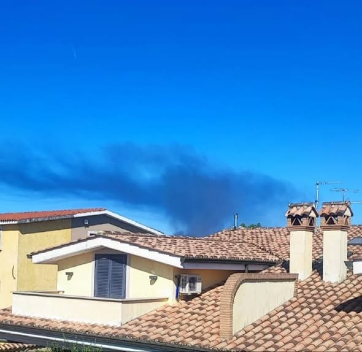 Pomezia - Incendio in via Foligno, attivato il COC: "Tenere le finestre chiuse" - 
