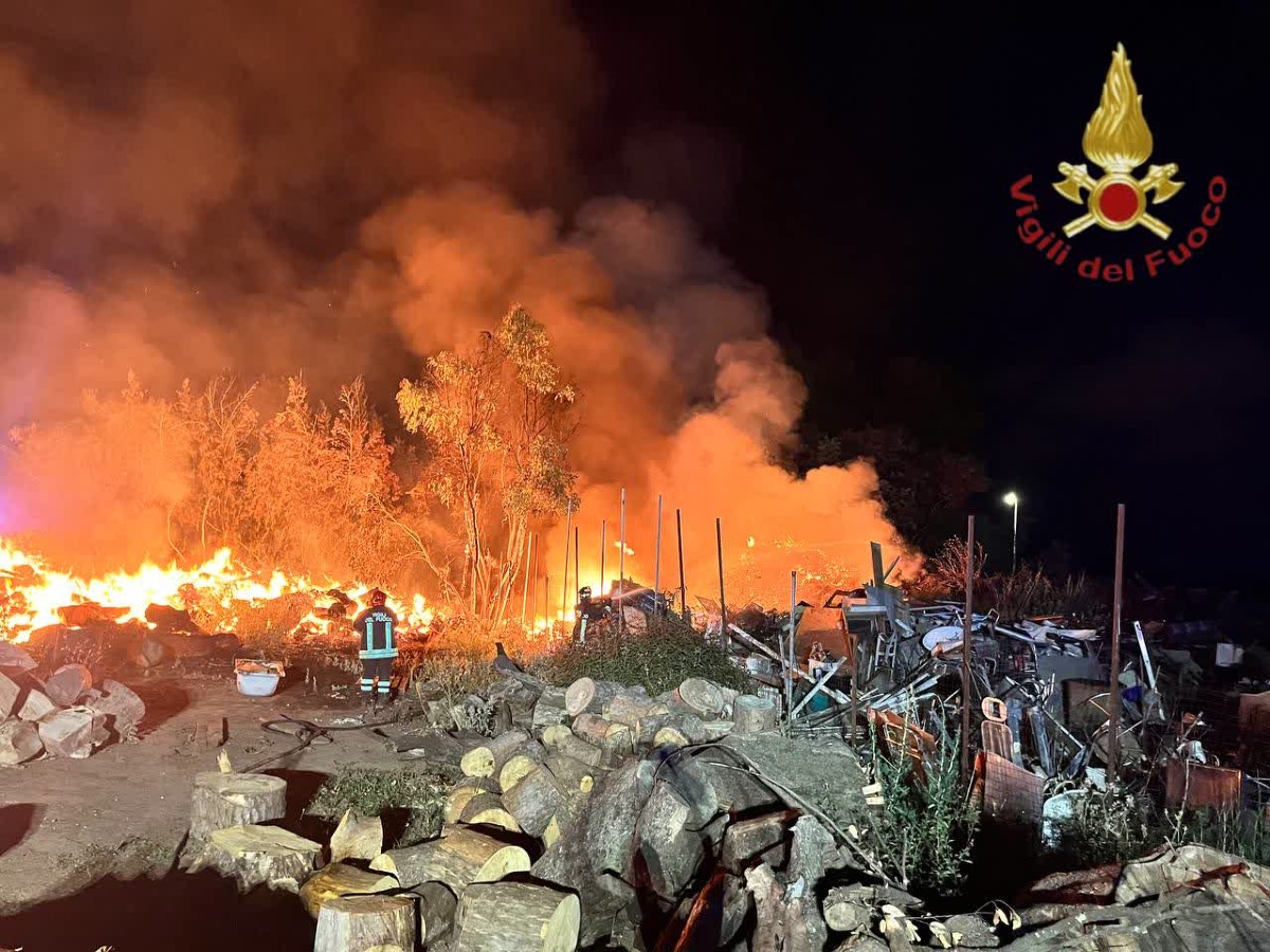 Incendio in via Foligno a Pomezia: vigili del fuoco ancora al lavoro - 