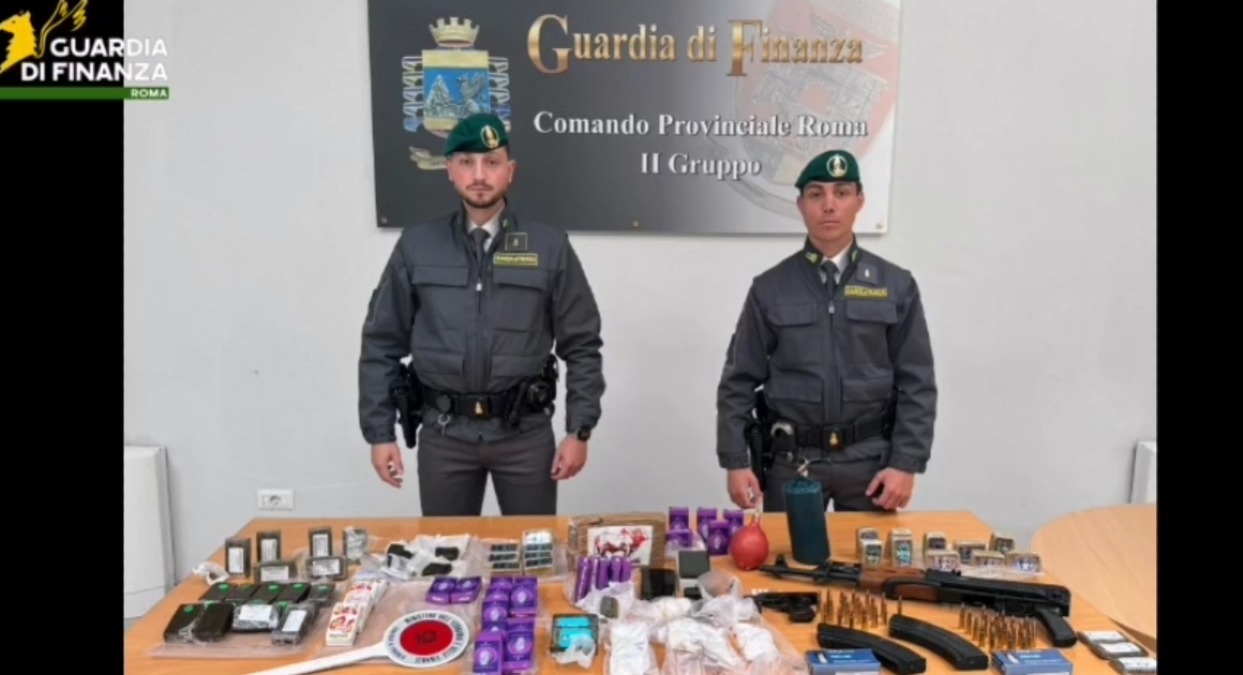Armi, esplosivi e 8 chili di droga: il sequestro ad Ostia - 