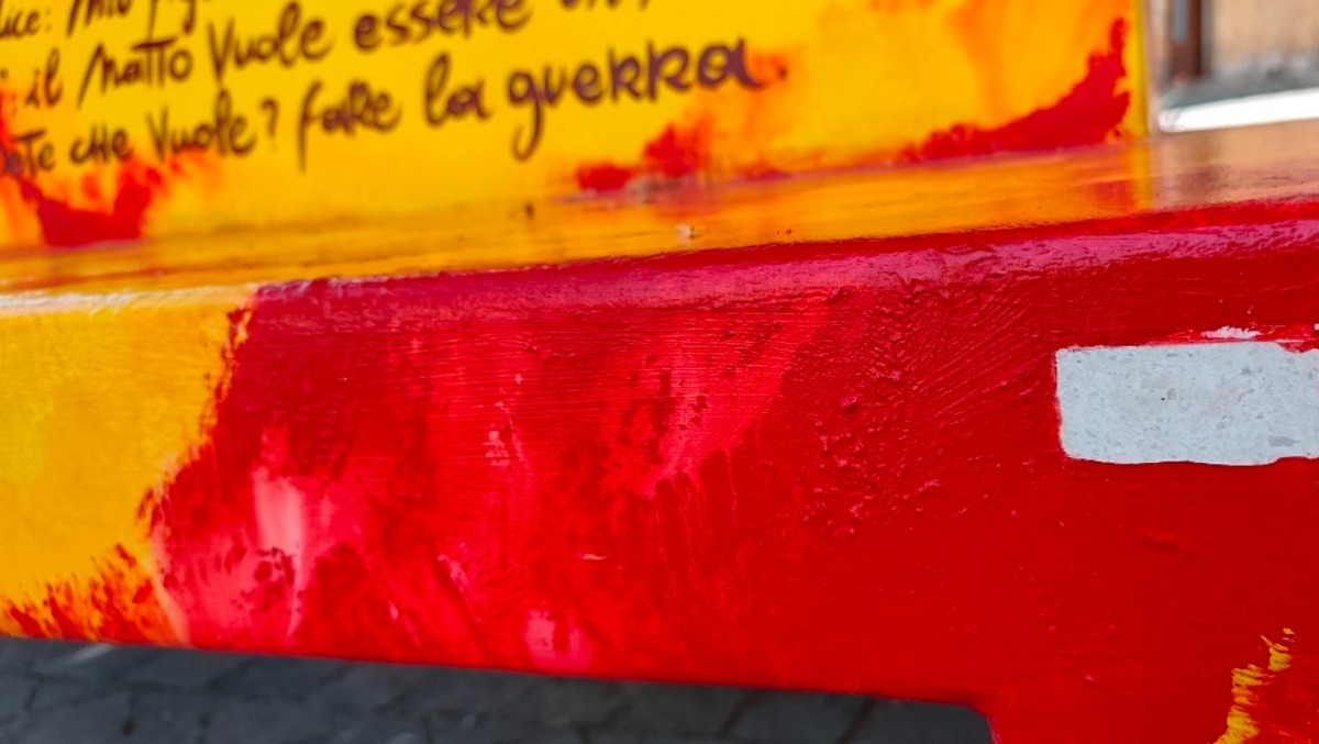 Cisterna, le “panchine parlanti” restano senza voce: vandalizzate le targhe.  - 