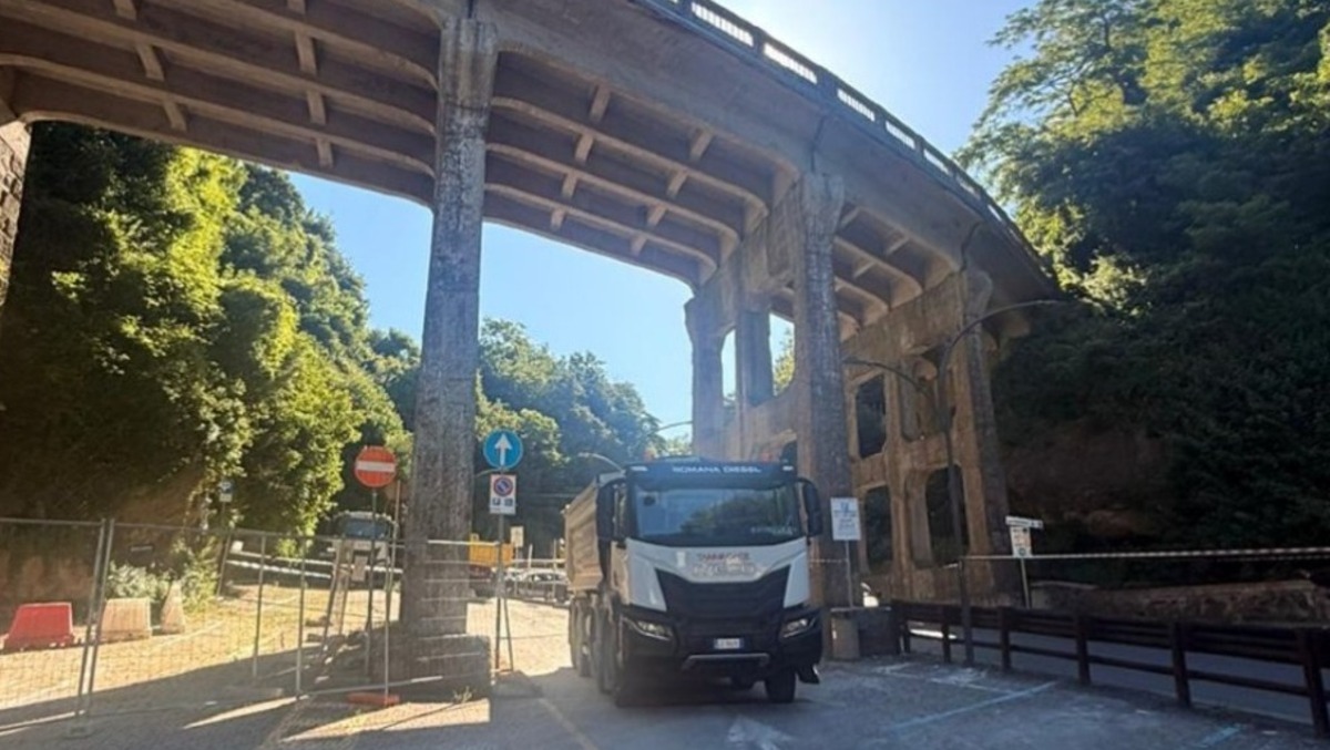 Nemi, lavori di preparazione alla demolizione dei 3 vecchi ponti.  - 
