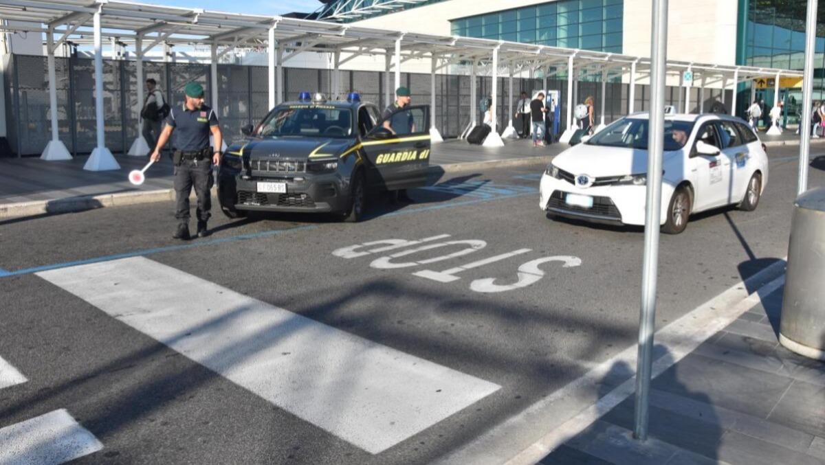 Sequestrati allo scalo di Fiumicino tabacchi lavorati esteri e capi contraffatti. - 