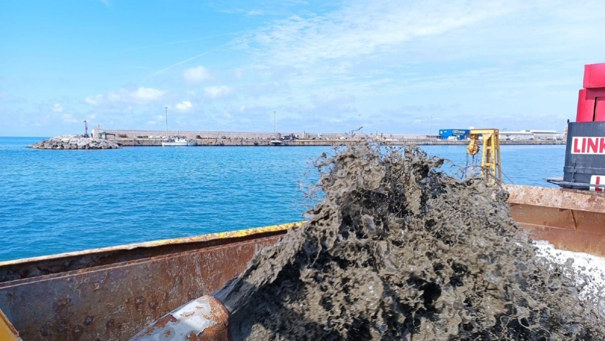 Al via il lavori di dragaggio del porto di Anzio. - 
