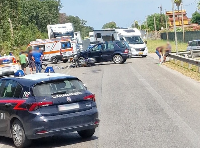 Brutto incidente sulla Pontina, a Sabaudia. Coinvolto un motociclista. - foto dalla pagina Facebook "Via Pontina S.S.148"