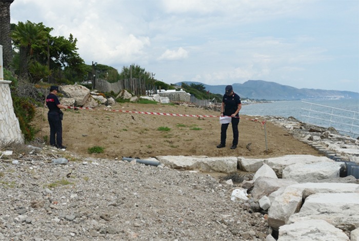 Deposito incontrollato di rifiuti sul demanio marittimo. Scatta una denuncia a Fondi. - 