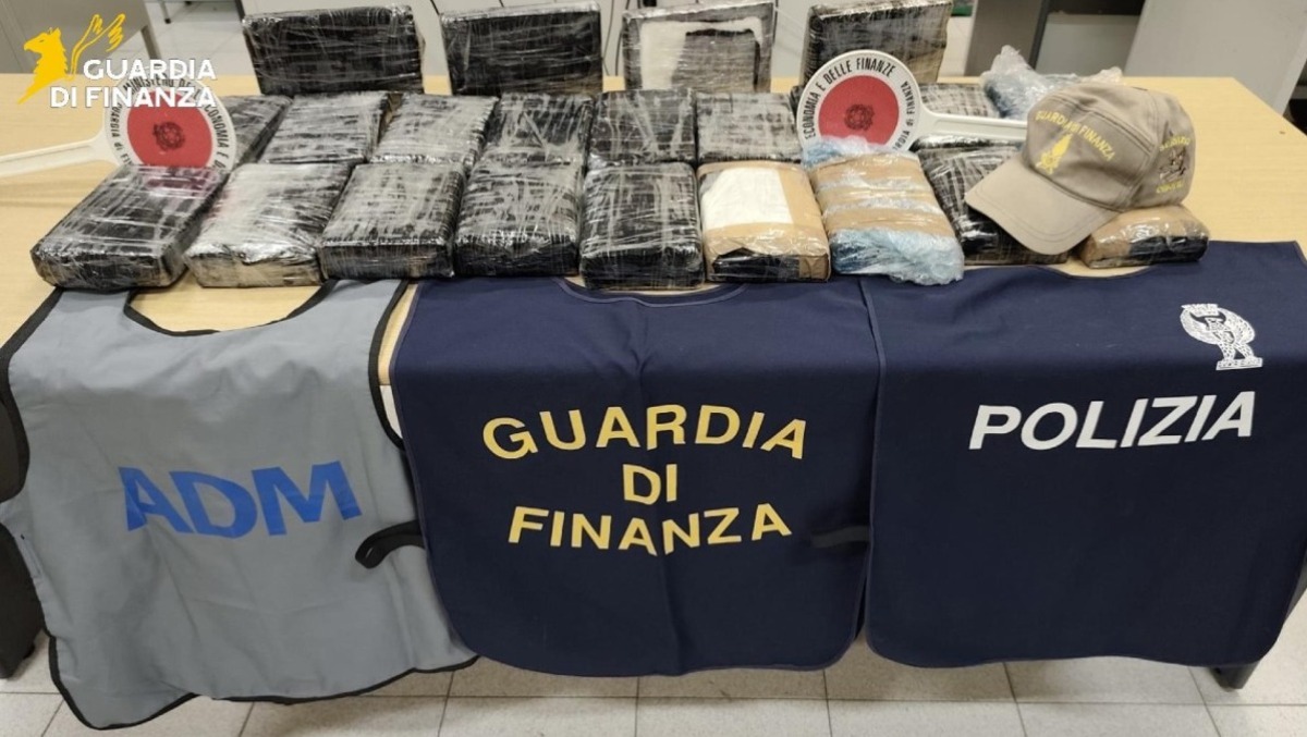 Nascondeva 23 kg di cocaina in un doppiofondo di un’auto. Proveniva da Barcellona. - 