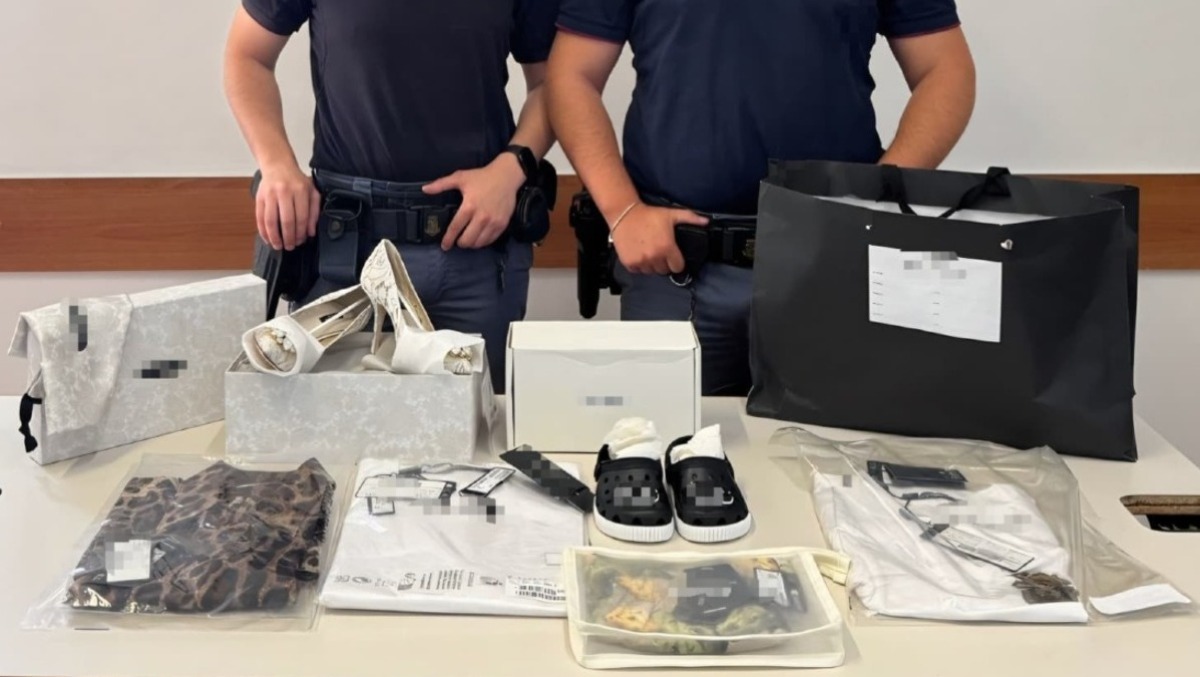 Corriere “svaligiato” durante le consegne: la Polizia recupera un bottino di lusso. - 