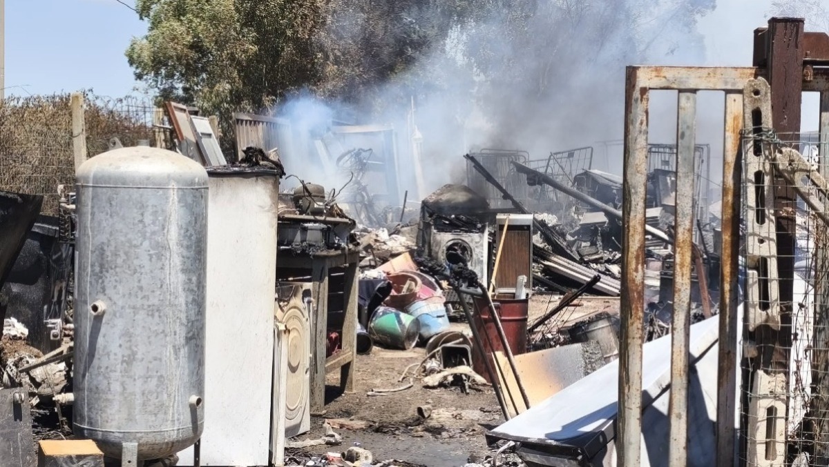 Incendio in via Foligno, a Torvaianica. L’Arpa rileva la presenza di diossine nell’aria. - 