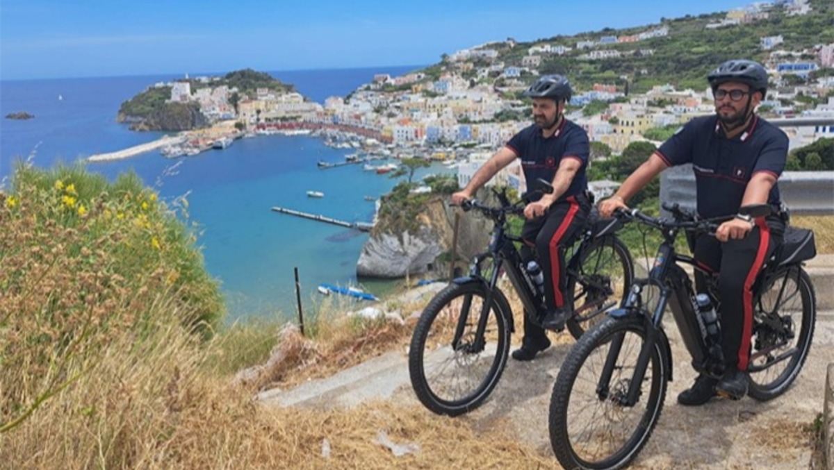 A Gaeta, Ponza e Ventotene i Carabinieri “pattugliano” le strade in sella alle e-bike. - 