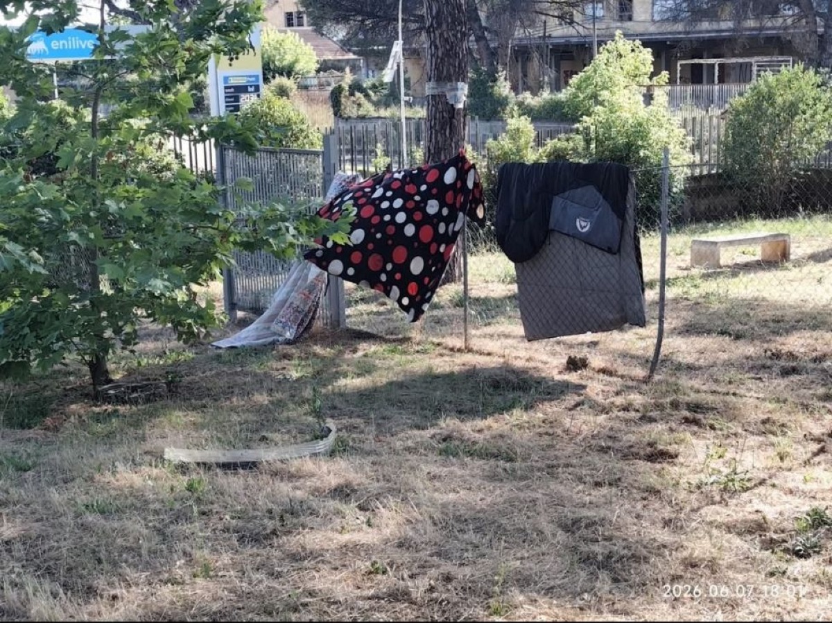 Aprilia - "Parco di via dei Mille, tra accampamenti di fortuna, siringhe e rifiuti" - 