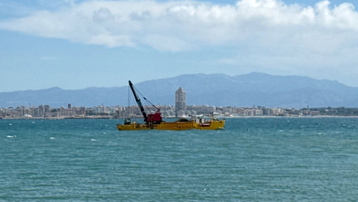 Anzio - In azione la draga per la messa in sicurezza del porto - 