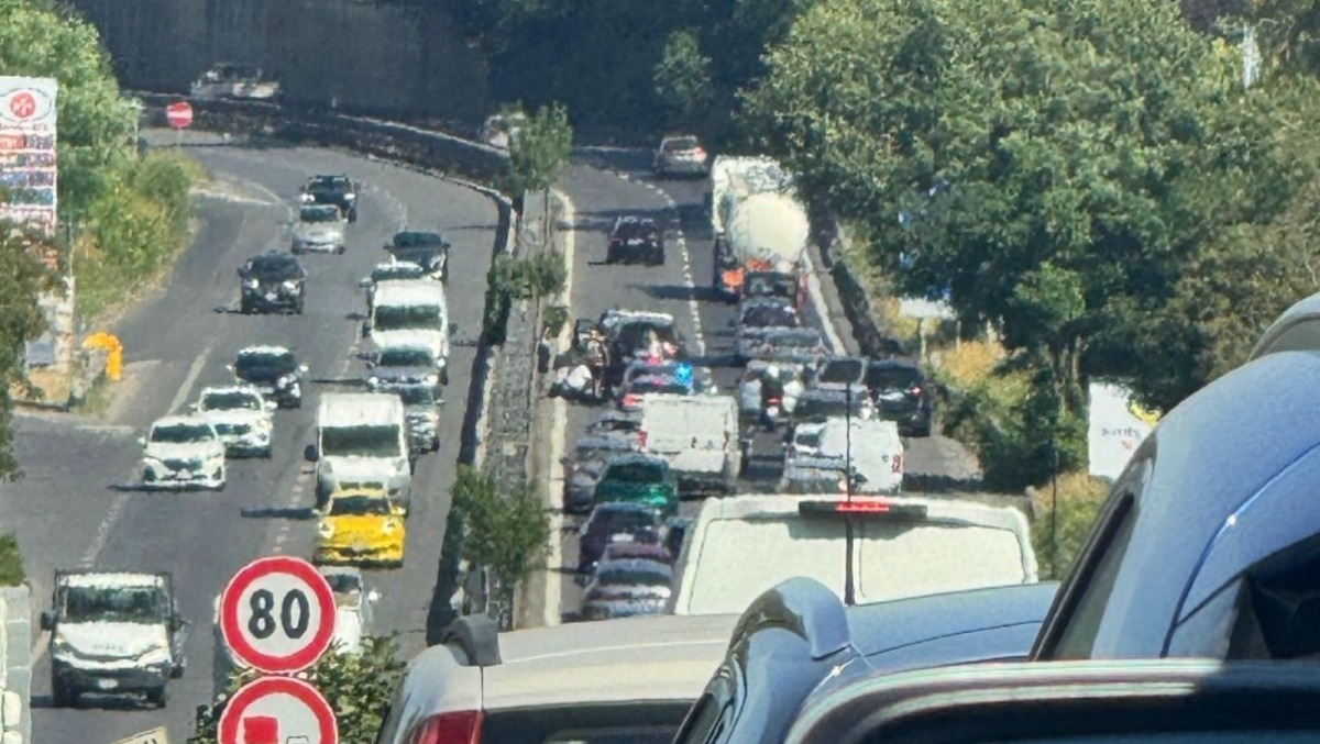 Incidente ed auto in fiamme. Pomeriggio di “fuoco” sulla Pontina. - foto dalla pagina Facebook "Via Pontina S.S.148"
