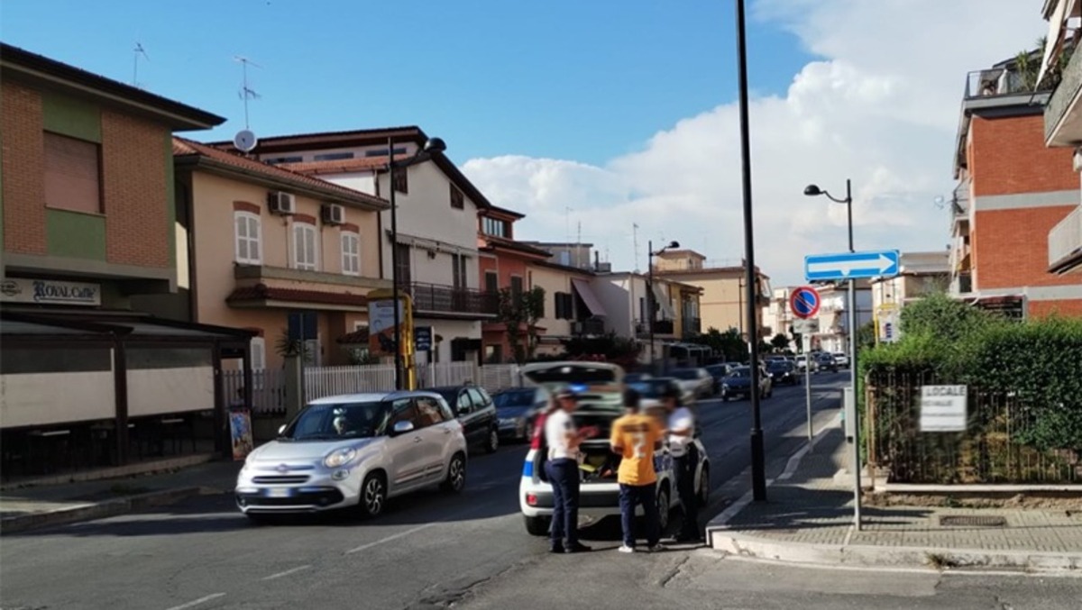 Aprilia, investe un pedone e poi si dà alla fuga. Caccia all’auto pirata. - 
