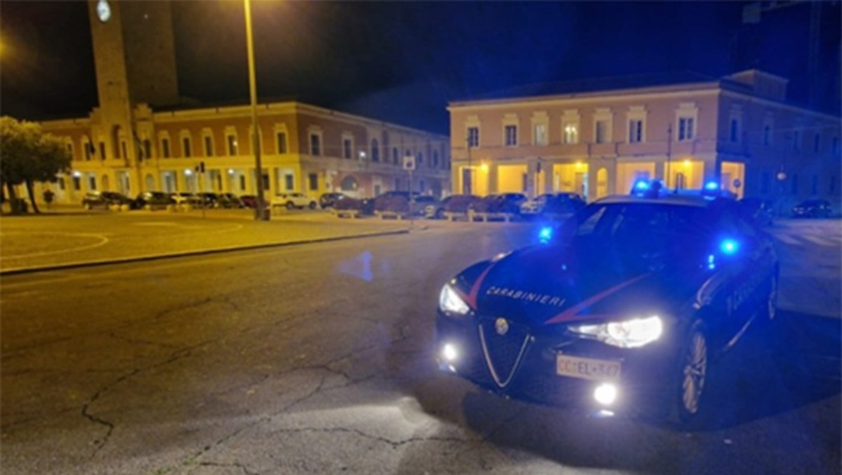 Latina, sorpreso in strada con quasi mezzo etto di hashish ed un tirapugni. - 