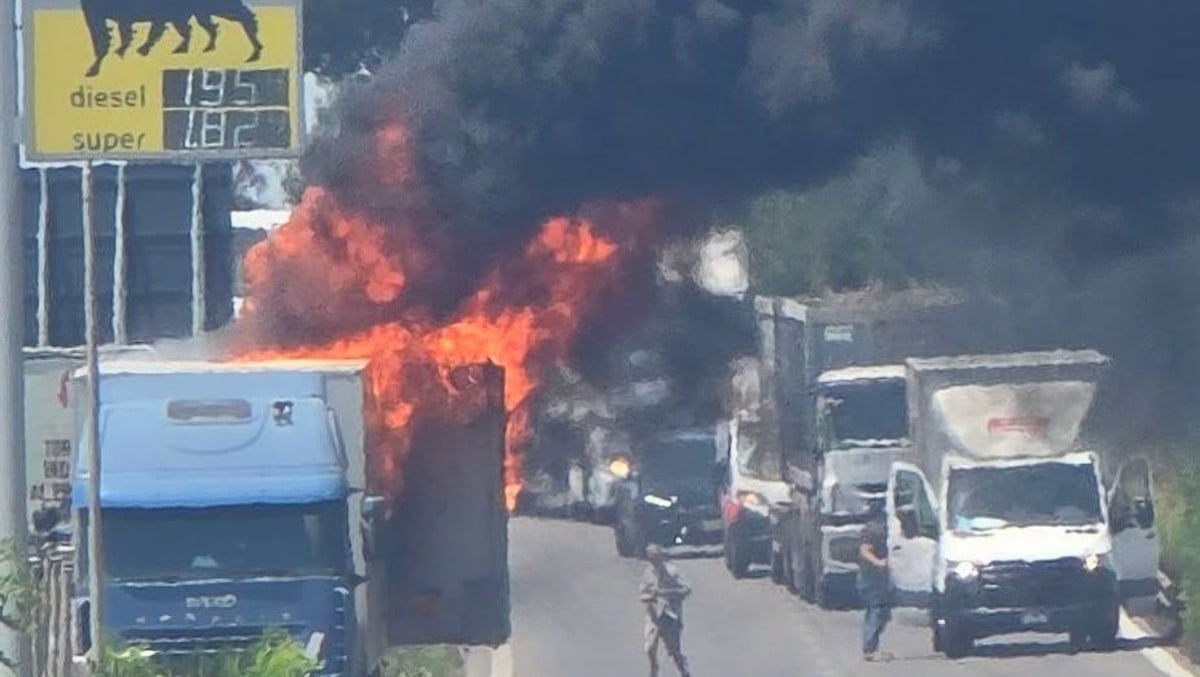 Tir in fiamme sulla Pontina a Pomezia Nord, strada riaperta - 