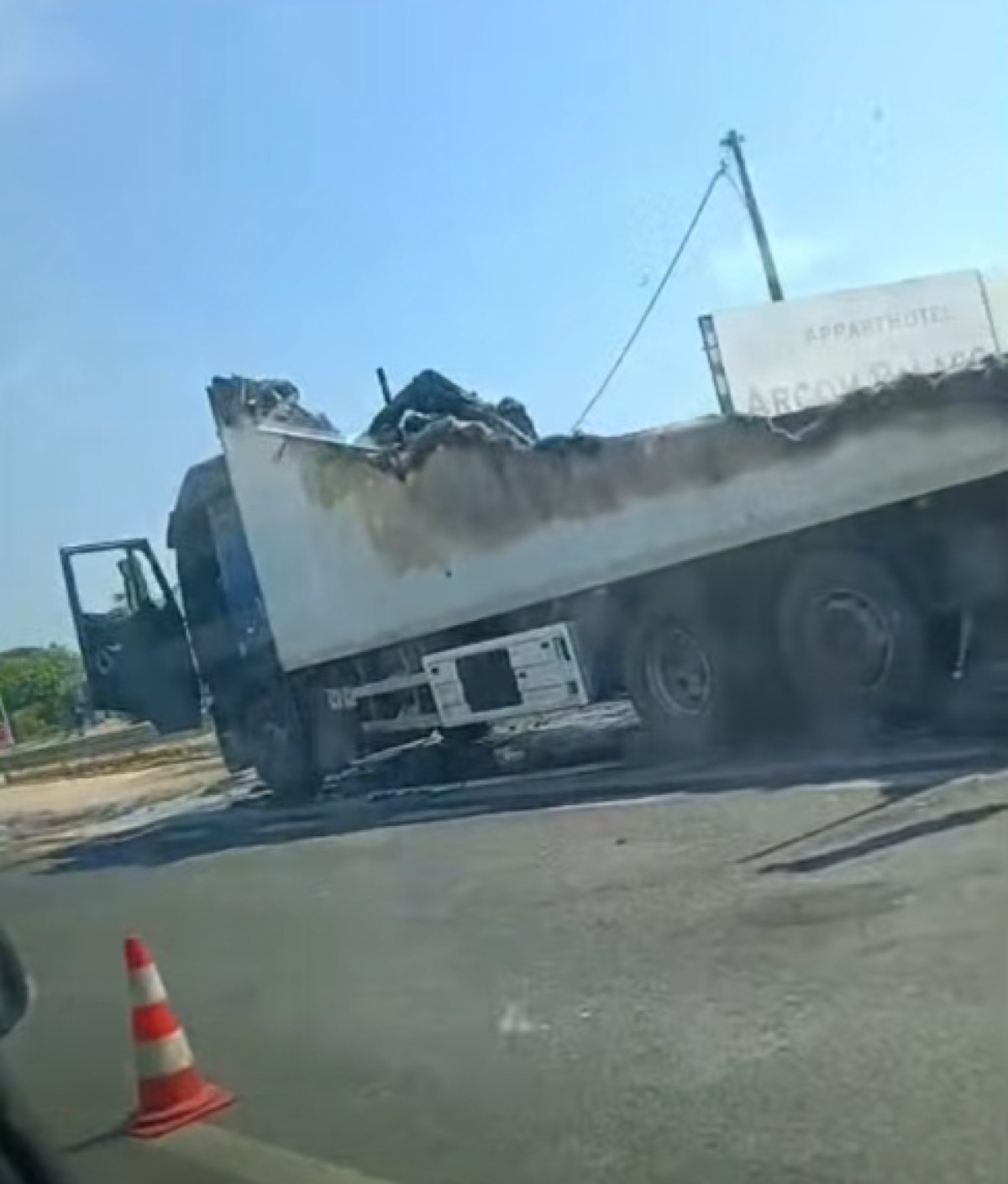 Tir in fiamme sulla Pontina a Pomezia Nord, strada riaperta