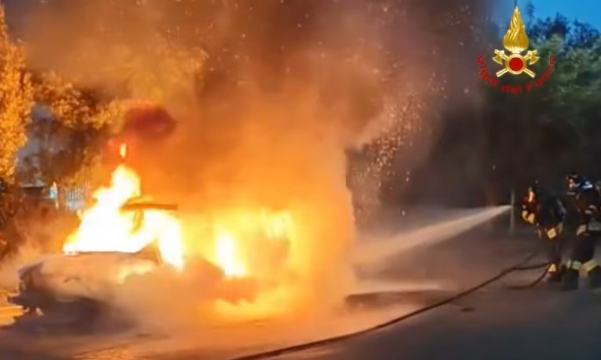 Auto in fiamme a Latina nel quartiere R6: si sospetta il dolo - 
