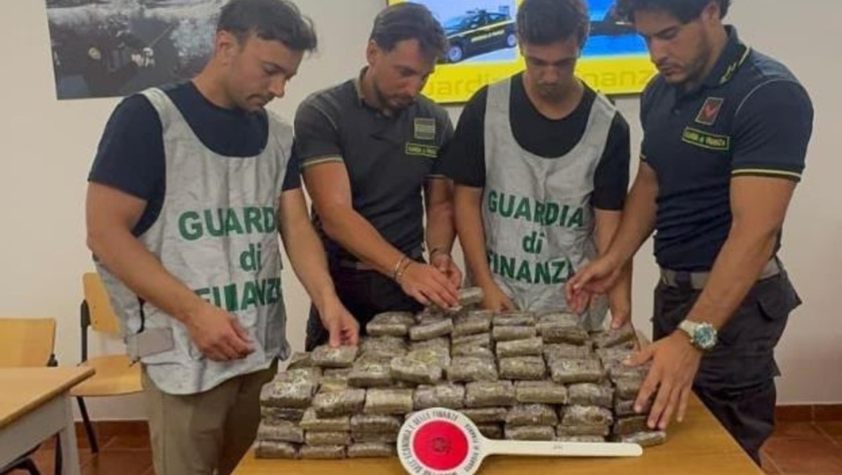 40 CHILI DI HASHISH NASCOSTI NELLA GROTTA DI CHIAIA DI LUNA A PONZA - 