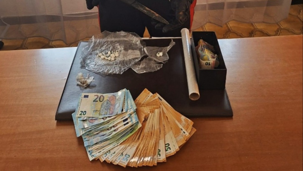 Cocaina ed oltre 4mila euro in casa di un giovane a Tor San Lorenzo: scatta l’arresto. - 