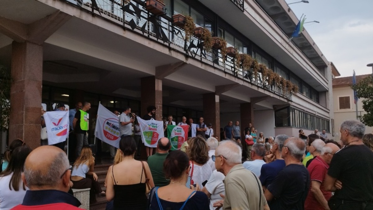 Protesta in Piazza Roma ad Aprilia contro il caro parcheggi. - 