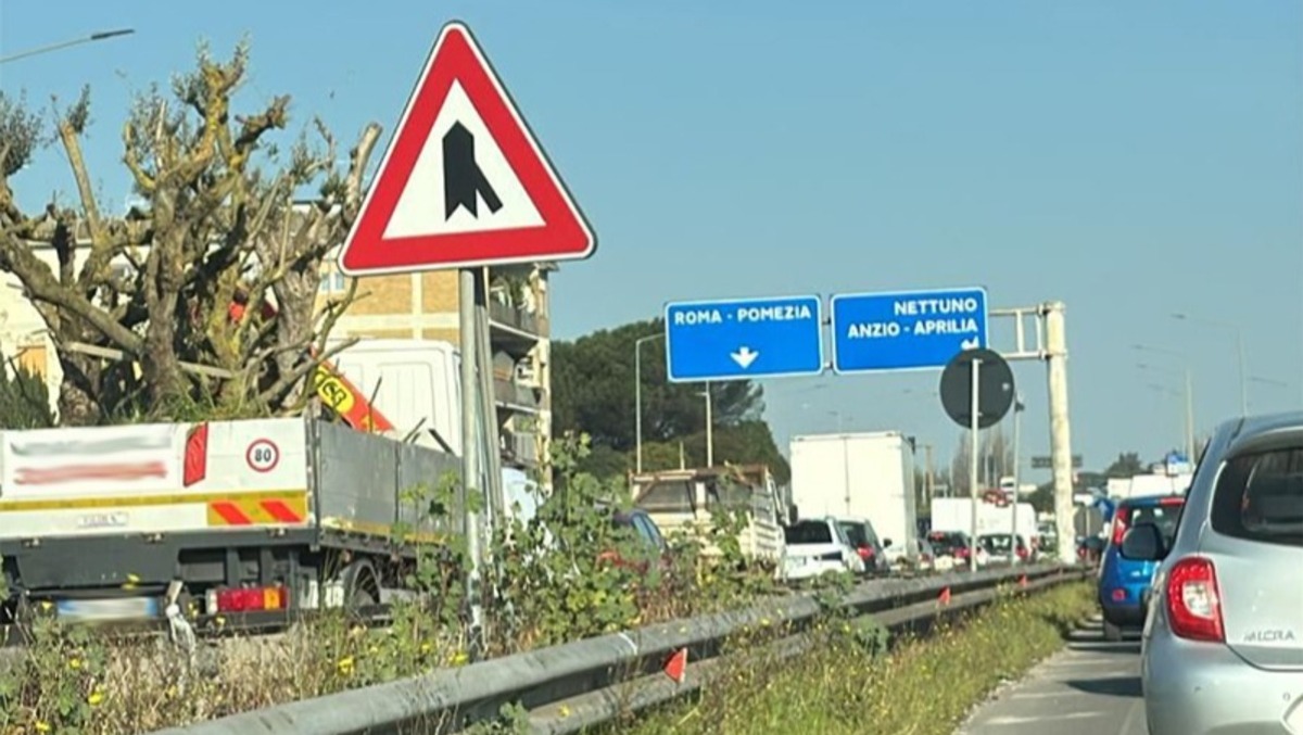 Due incidenti sulla Pontina rallentano il traffico. - 