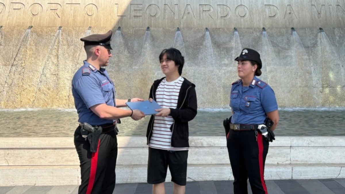 Gli riconsegnano il MacBook rubato all'aeroporto. Con una lettera ringrazia i Carabinieri di Frascati. - 