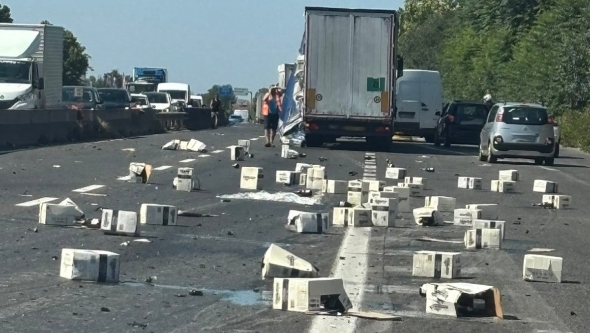Camion perde il carico sulla Pontina, code chilometriche e disagi. - dalla pagina Facebook "I Pendolari della PONTINA"