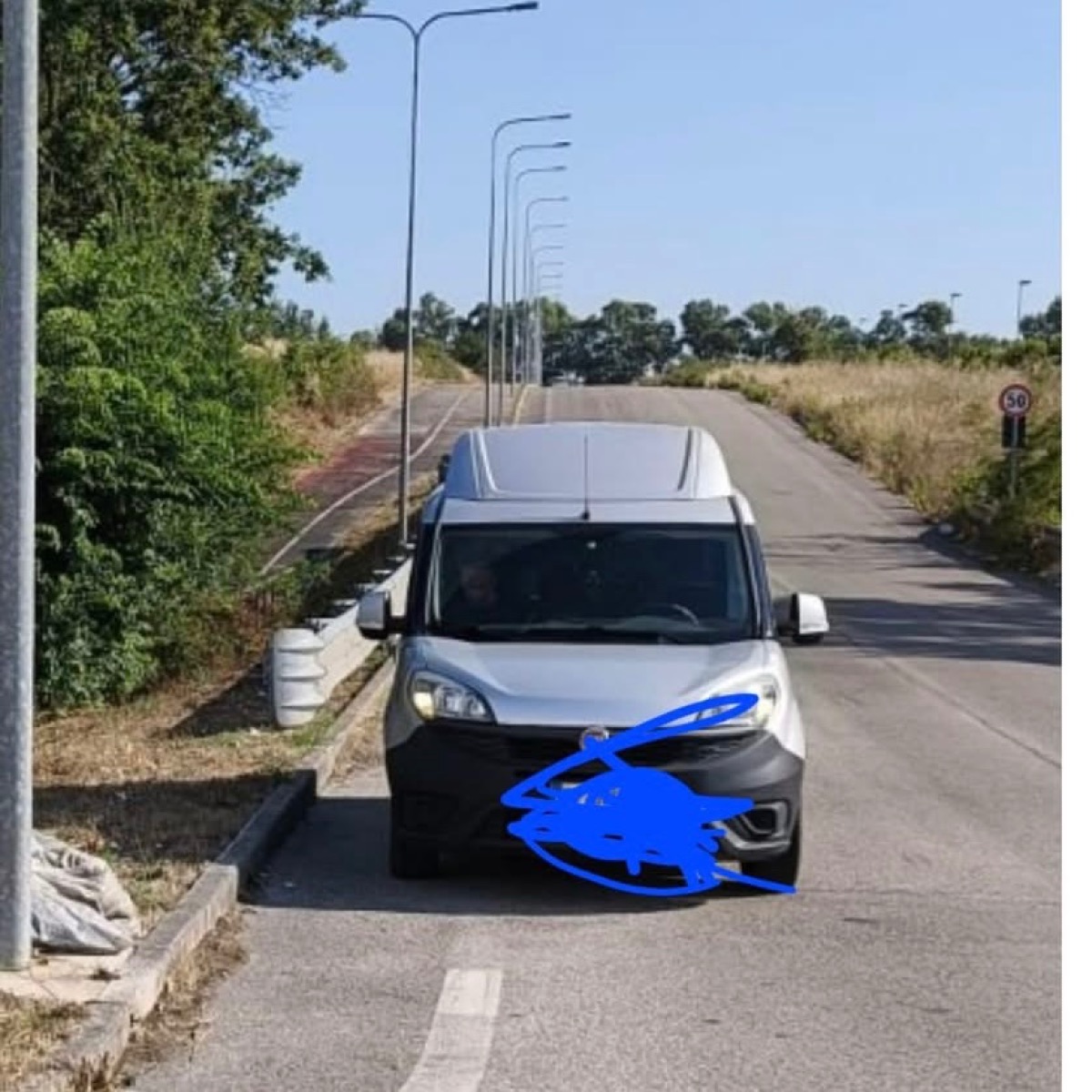 Aprilia - Svuota in strada il furgone pieno di rifiuti, identificato  - 