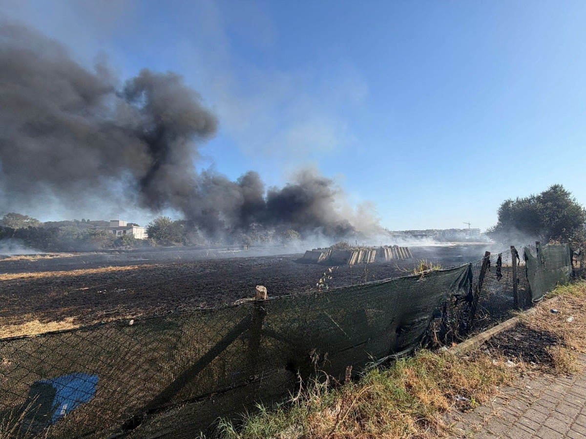 Vasto incendio a Latina, task force per evitare grossi danni - 