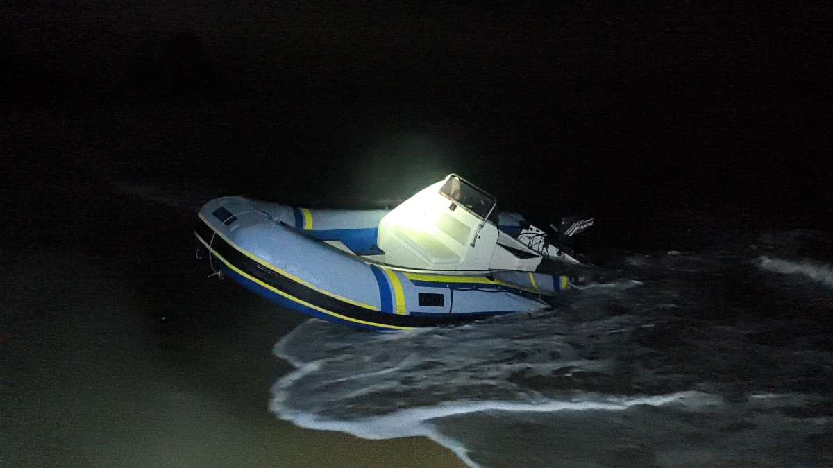 Gommone spiaggiato nei pressi di Torre Astura, attivate le ricerche  - 