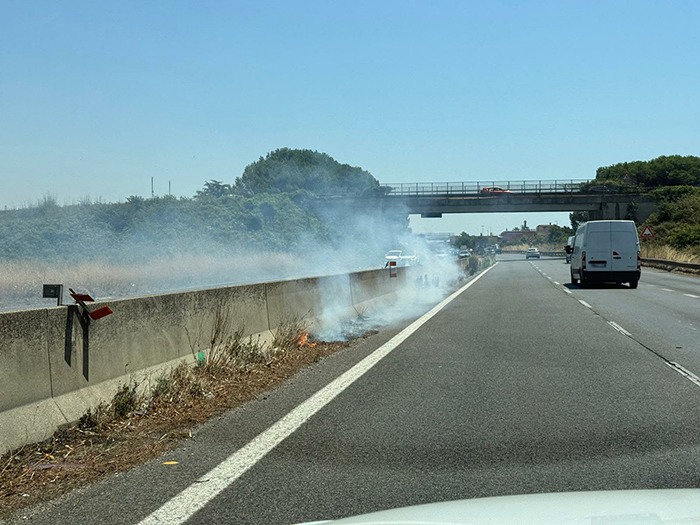 Sterpaglie in fiamme lungo la via Pontina, disagi alla circolazione. - 