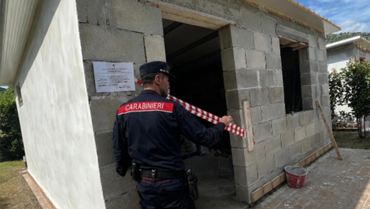 Sigilli violati per costruire bungalow e piscina.  Due denunce nel sud pontino. - 