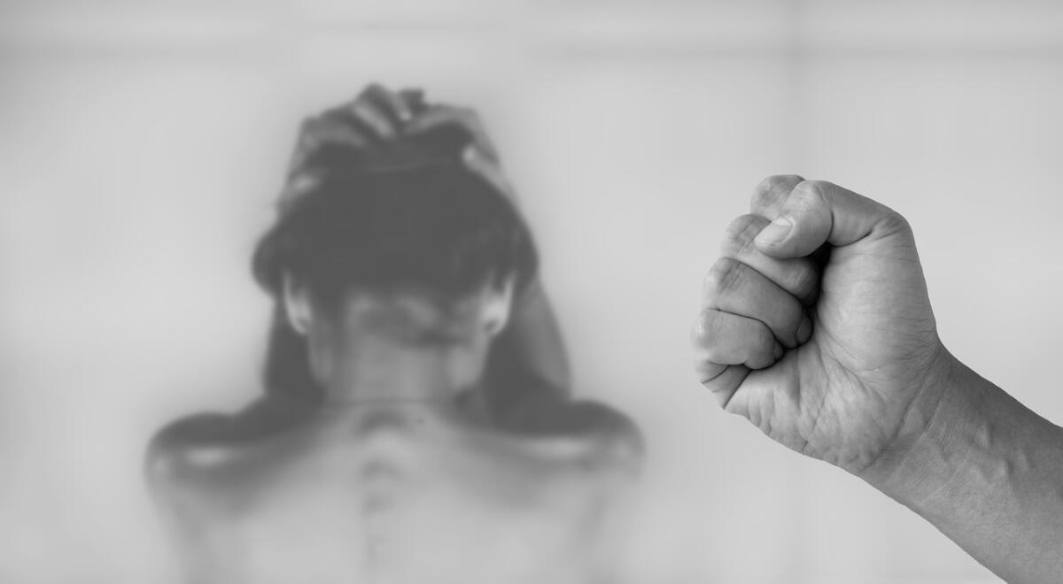 Velletri, tenta di fare irruzione nella struttura protetta dove c'erano la moglie ed i suoi 2 figli minori. - 