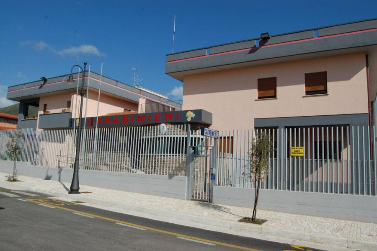 A folle velocità tra le vie di Sperlonga, poi minaccia i carabinieri  - 
