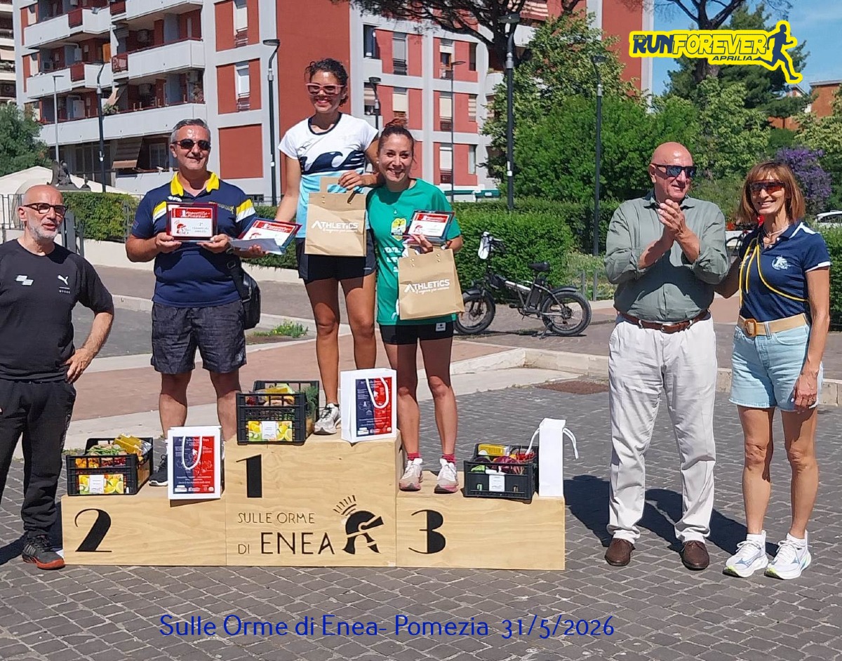 Runforever Aprilia - il Segretario ritira il premio per Pamela Gabrielli