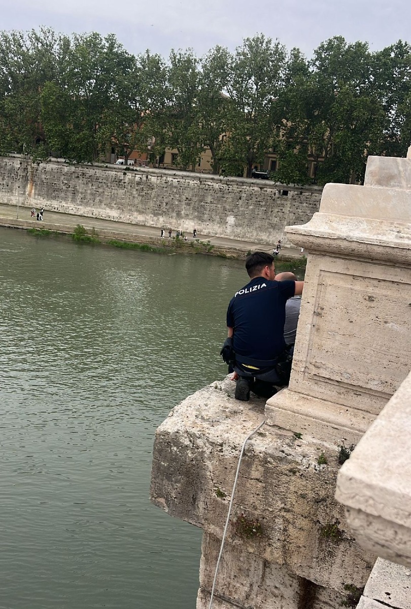 Polizia - tentato suicidio