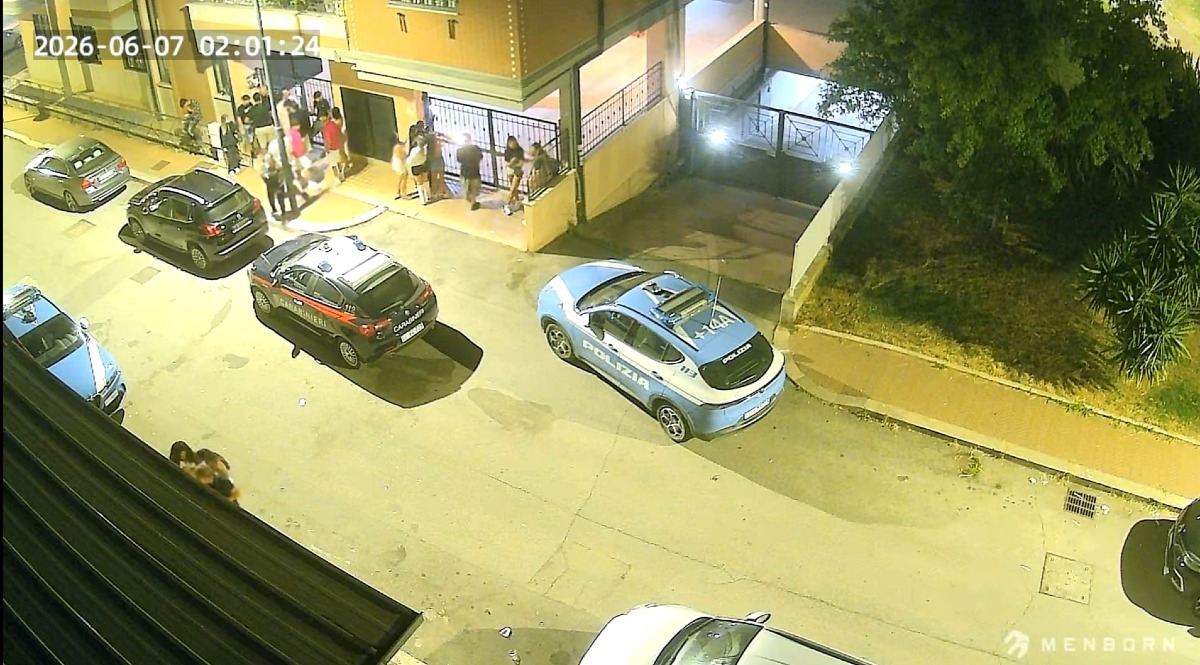 l'intervento di Carabinieri e Polizia in Via Calabria, ad Aprilia