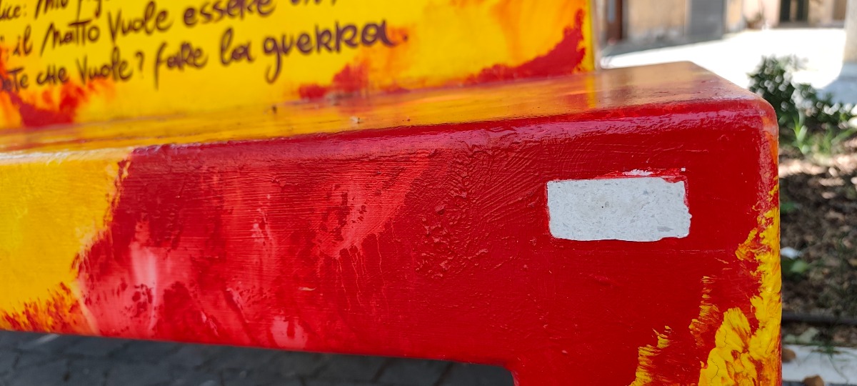 Cisterna, le “panchine parlanti” vandalizzate